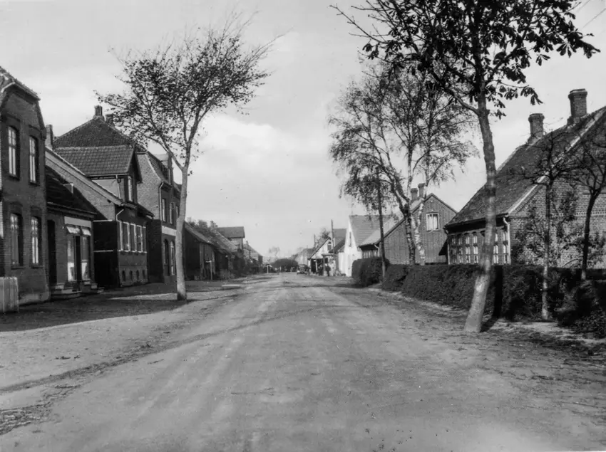 Østbirk. Storegade ud for nr. 40, ca 1930