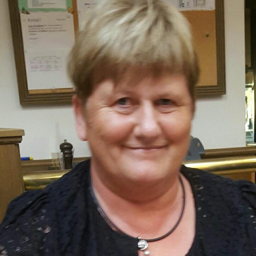 Marianne Krogh fortæller til åbent hus i præstegården