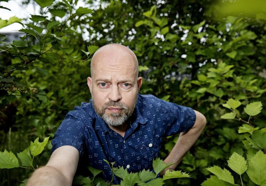 Kendt radiostemme rejser ud i sommervejret