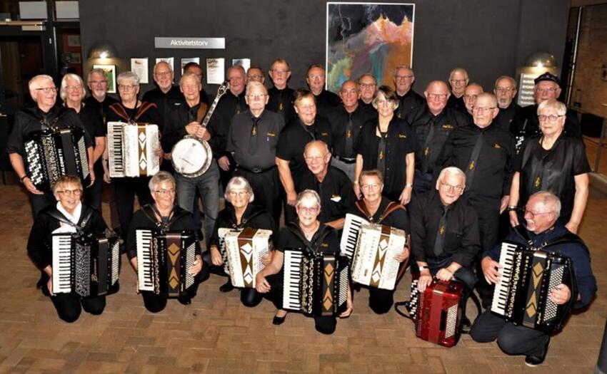 Syng og dans med Mandagsmusikanterne