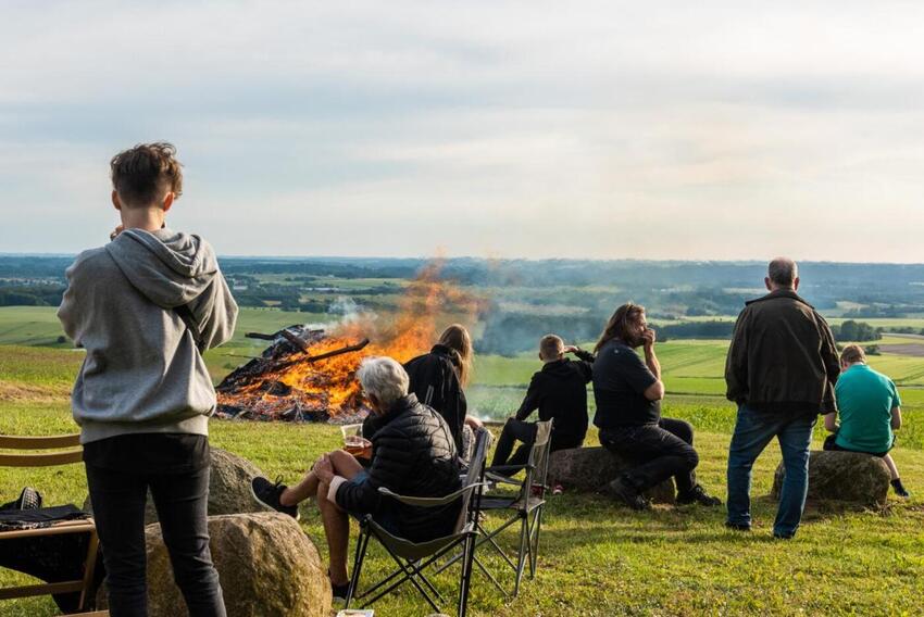 Sankt Hans Aften sammen hver for sig i Østbirk