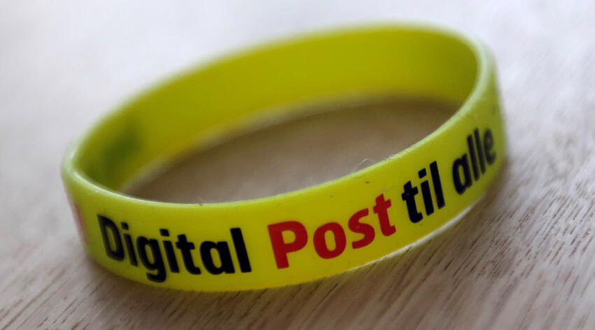 Ældre underviser unge i Digital Post
