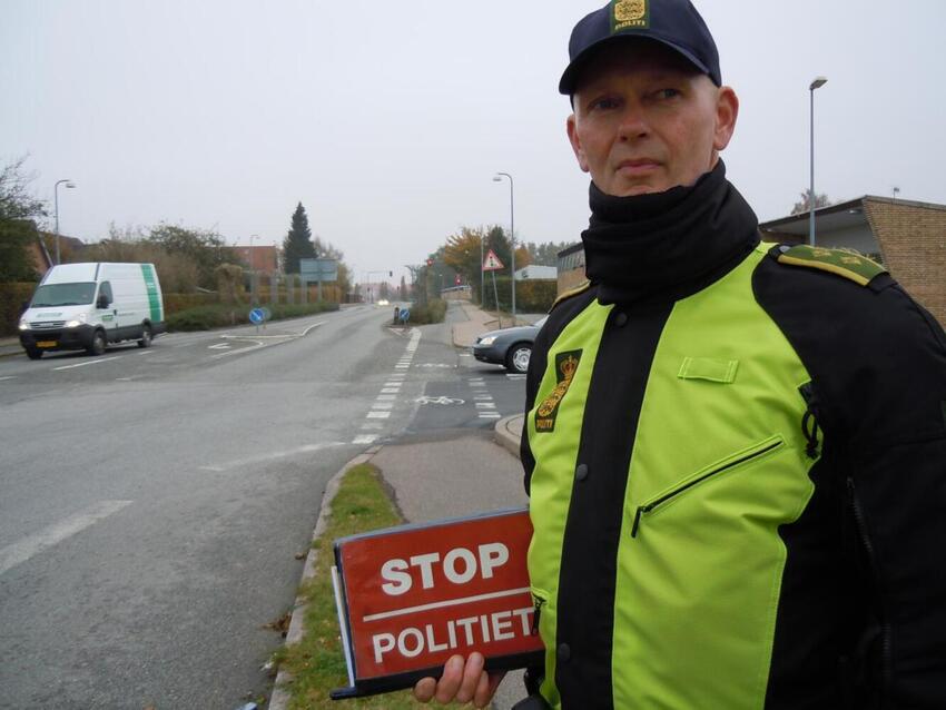 Politiet stopper uopmærksomme bilister
