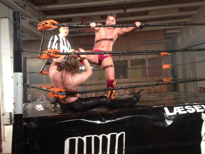 Hardcore julewrestling på Fængslet