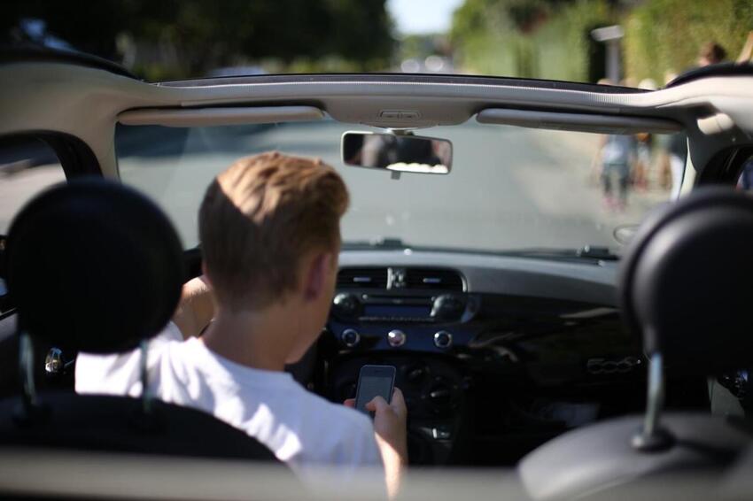 Over 800 sigtet for brug af håndholdt mobil under kørsel