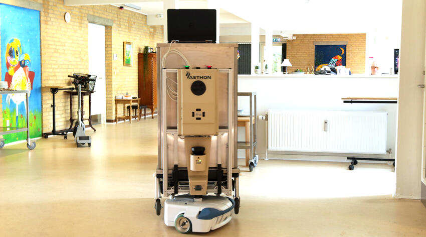 Robot skal køre med mad til ældre