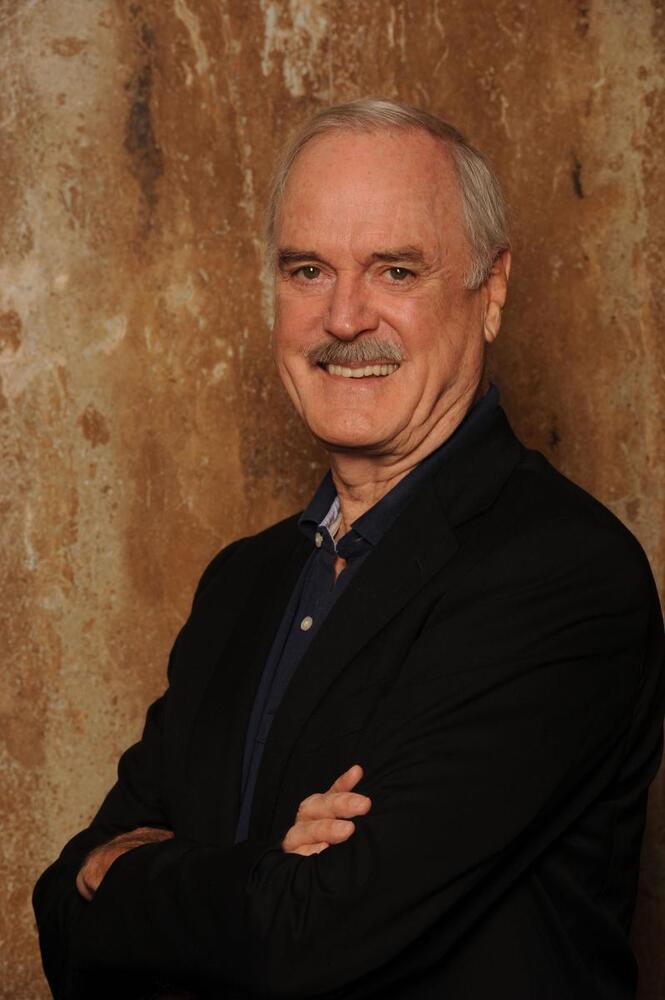 Oplev John Cleese før han stiller træskoene!