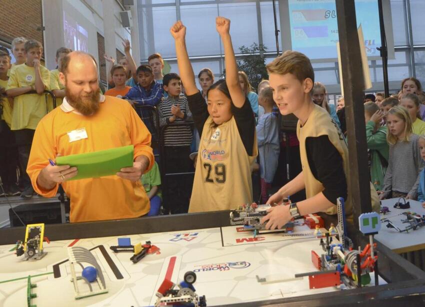 Skoleelever arbejder med Trash Trek til First Lego League i Horsens