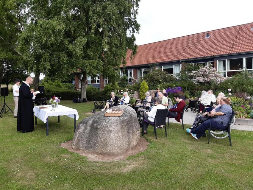 Smuk friluftsgudstjeneste i haven