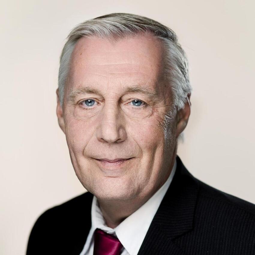 Henrik Dam Kristensen debatterer med gymnasieelever og AMU-kursister