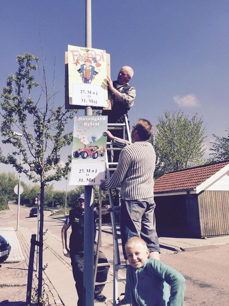 Plakaterne på plads