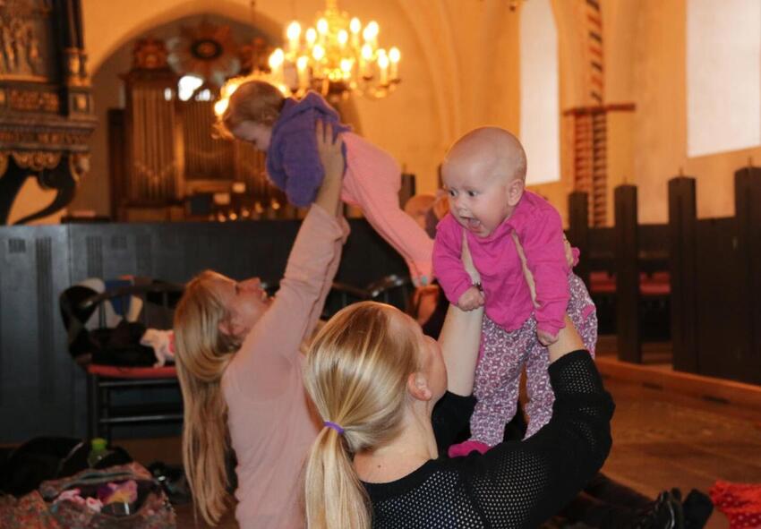 Ny sæson med babysalmesang i Østbirk Kirke