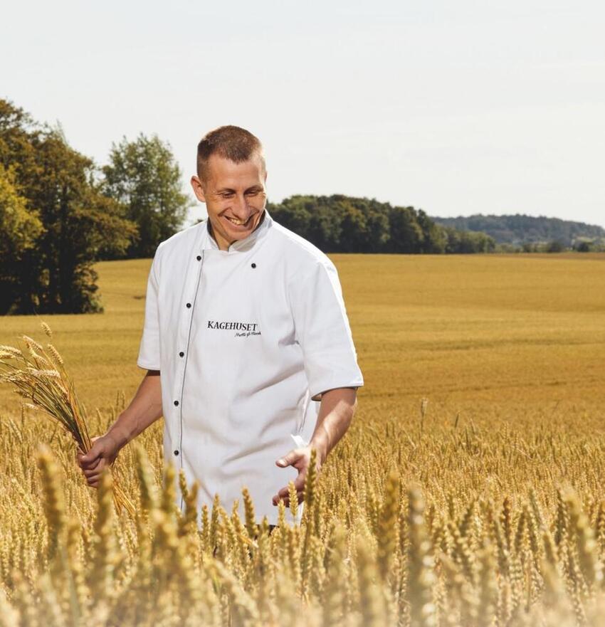 Henrik køber øko-mel fra Samsø