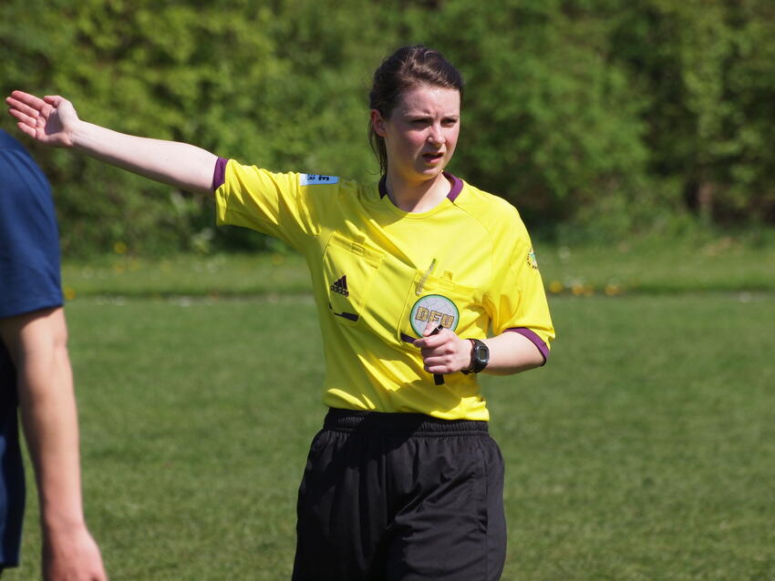Kvindelige fodbolddommere på vej frem