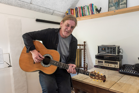 Søren har altid guitaren med