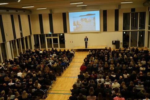 Unge sidder hjemme til åbent hus på ungdomsuddannelserne