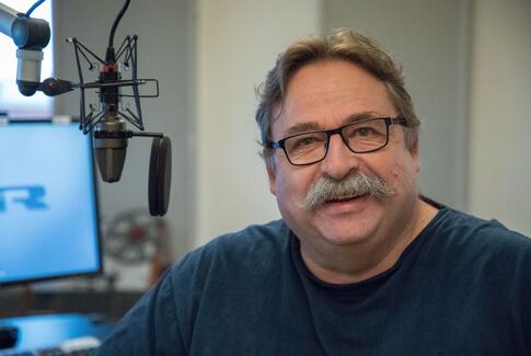 Folk kan ikke ses–i stedet vælter hilsnerne ind til radioens ’Giro 413’