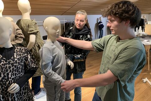 Kendt virksomhed og VIA fælles om 14 beklædningshåndværkerelever