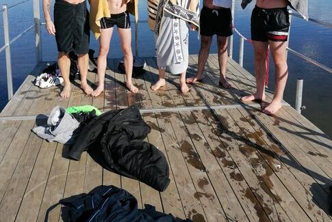 Kølig badetur i marts