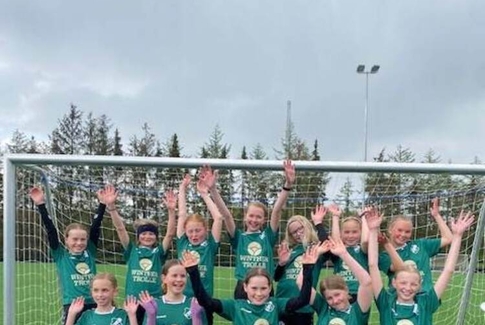 Winther Trolle sponsorer spillertøj til Østbirk IF U12/U13 fodbold-piger