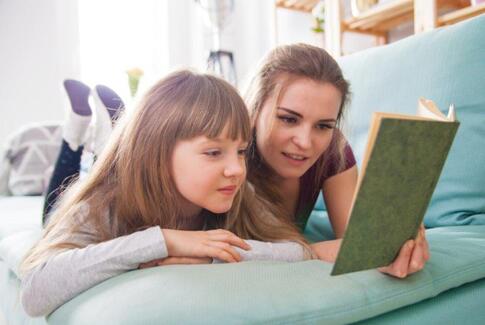 Sådan får du dit barn til at læse i sommerferien