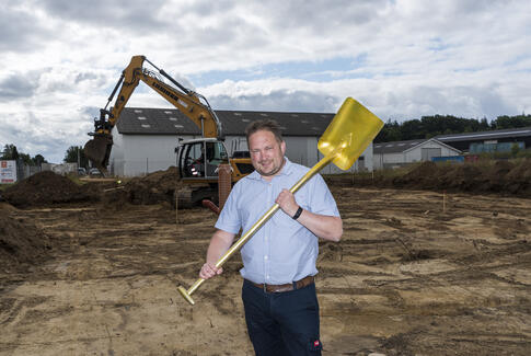 Brugsuddeleren tog det første spadestik