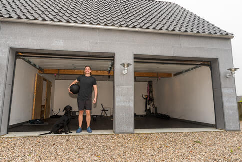 Flot fitness hjemme i garagen