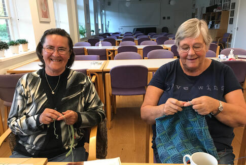 Strikkedamer i Østbirk Præstegård – Vi har brug for dig.