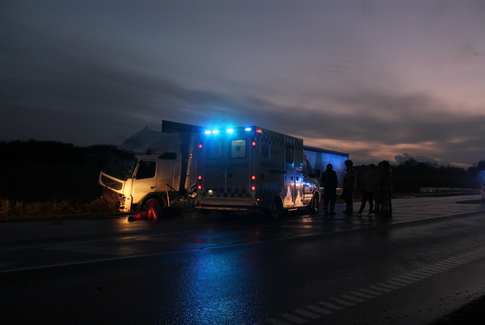Lastbil kørt i grøften på Horsensvej ved Brædstrup