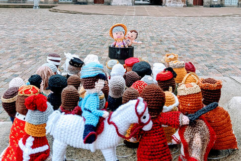 Danmark hækler Dronning Margrethe