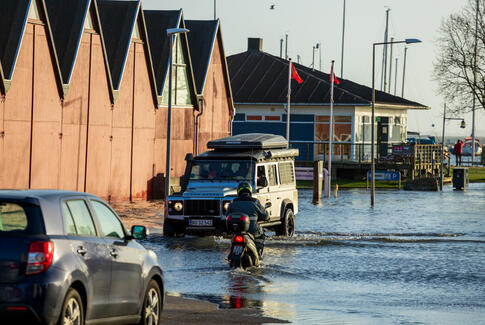 Årets første storm gik over sø og land