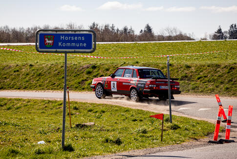 Far og søn med i lokal rallyløb