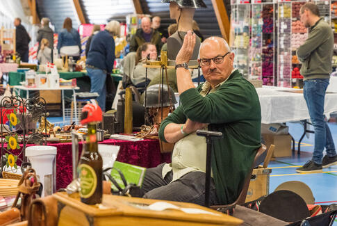 Velbesøgt marked i Hovedgård Hallen