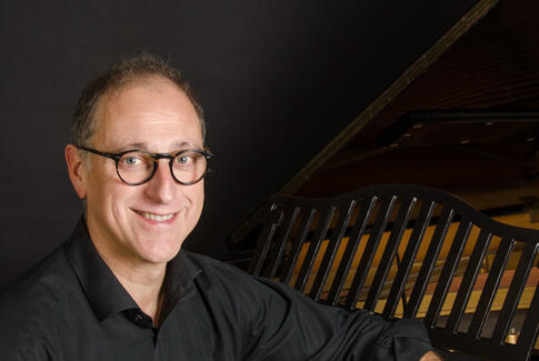 Flemming spiller Bent Fabricius Bjerre i Præstegårdshaven