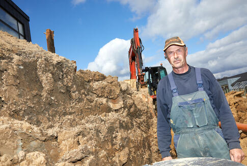 Ole gør i alt fra storballer til sokler