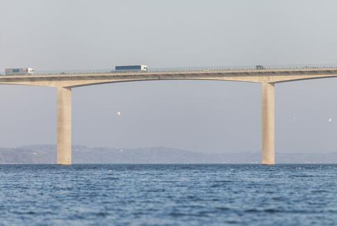 Vejlefjordbroen på natarbejde