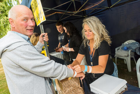 Fed blå fest i Kattrup