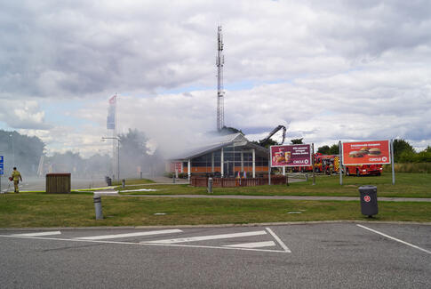 Brand i bygning på rastepladsen ved Ejer Bavnehøj