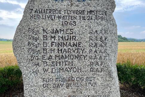 Kender du den store mindesten, der står i Vestbirk?