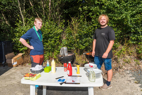 De frivillige holder loppemarkedet kørende