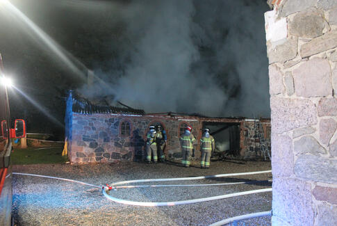 Voldsom gårdbrand, lade nedbrændt ved Brædstrup