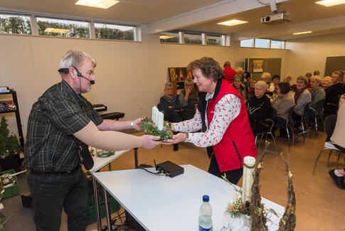 Fuldt hus da Ove Frost viste juledekorationer