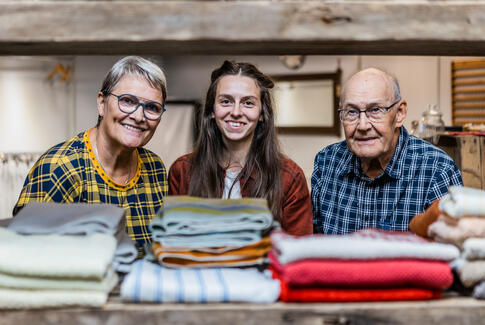 Frivillige i genbrugsbutik får tidlig juleferie efter et travlt år