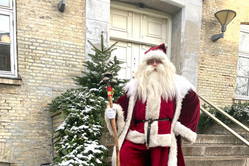 Jul for udsatte familier i Vestsalen på FÆNGSLET