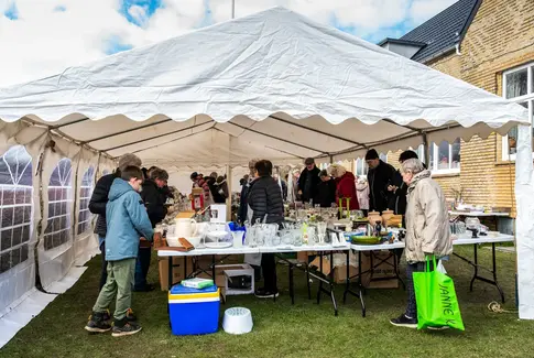 Loppemarked hos spejderne i Hovedgård skabte feststemning