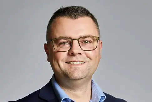 Går efter manden og ikke bolden