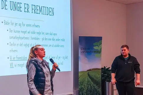 Unge landbrugselever giver peptalk til landboforening på generalforsamling