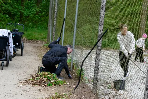Frivillige friskede aktivitetsparken op