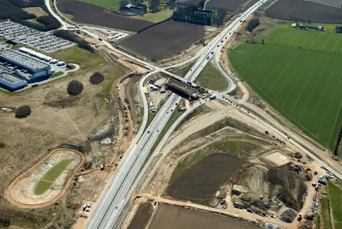 Den nye bro over E45 ved  Horsens N skal sænkes