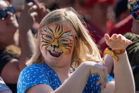 Regn, rock og fest: Sølund Festival 2025 satte kulør på Danmarks mest hjertelige festival